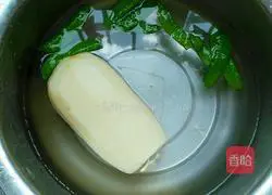 Illustration of how to make spicy lotus root slices 1