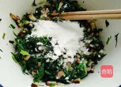 Illustration of how to make steamed mushrooms with pickled vegetables 7