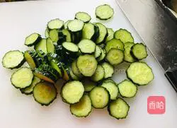 Illustration of how to make garlic slices and cucumber 1