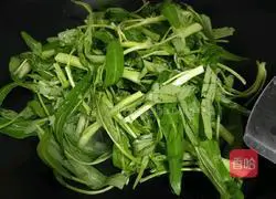 Illustration of how to make stir-fried water spinach 2
