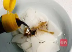 Illustration of how to make cold Meizizi white radish 4