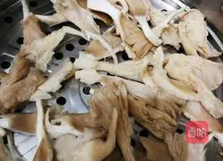 Illustration of how to make dry fried mushrooms 1