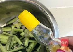 Illustration of how to make cold cucumber strips 10