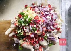 Illustration of how to make spicy and sour chicken feet with lemon 5