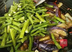 Illustration of how to stir-fry eggplant and beans 17