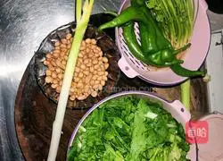 Illustration of how to cook cabbage with peanut foam 1