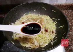 Illustration of how to make stir-fried vermicelli with cabbage 13