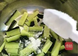 Illustration of how to make cold cucumber strips 8