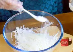 Hot summer, irresistible refreshment - Korean spicy shredded radish recipe 4