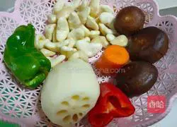 Illustration of how to stir-fry lotus root in lotus pond 1