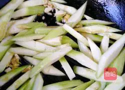 Illustration of how to make sweet and sour garlic loofah 3