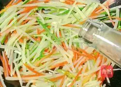 Illustration of how to make spicy and sour shredded potato bento 13