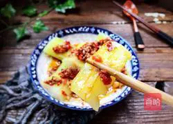 Illustration of how to steam winter melon with garlic and red oil chili sauce 11