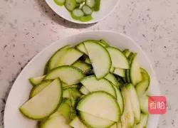 Illustration of how to cook zucchini with chopped pepper 1