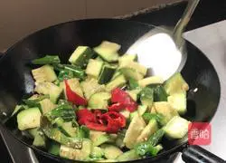 Illustration of how to stir-fry loofah with green pepper 9