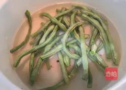 Illustration of how to make garlic green beans 4