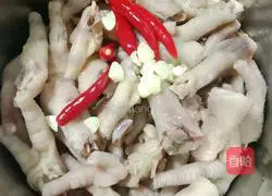 Illustration of how to make pickled pepper chicken feet 11
