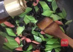 Illustration of how to stir-fry lettuce with ham, fungus and fungus 6