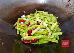 Dry stir-fry Illustration of how to make bitter melon 17