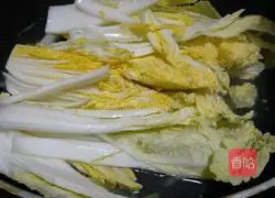 Illustration of how to make baby cabbage in golden soup 3