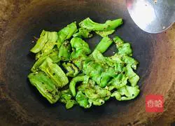 Illustration of how to make fried beef with green pepper and black bean sauce 4