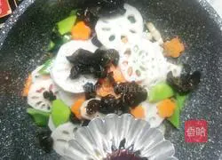 Kuaishou Lotus Pork Stir-fried Recipe Illustration 6