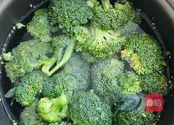 Illustration of how to make dipped broccoli 1