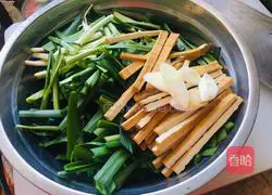 Dried fragrant leeks Illustration of how to make fried leeks 1