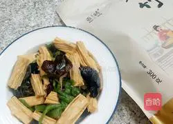 Illustration of how to stir-fry fungus with yuba and green pepper 8 