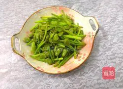 Illustration of how to stir-fry broad beans with garlic sprouts 11