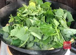 Illustration of how to stir-fry king oyster mushrooms and sweet potato leaves 6
