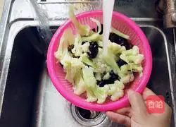 Illustration of how to cook cauliflower and black fungus 4