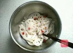 Illustration of how to make cold lotus root slices 13