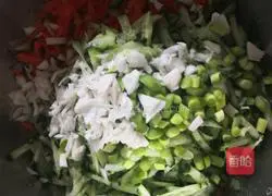 Illustration of how to make shredded carrots and cucumbers 4