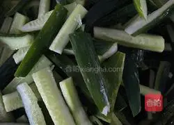 Illustration of how to make crispy pickled cucumbers 2