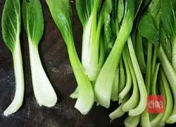 Illustration of how to stir-fry green vegetables with white jade mushrooms 3