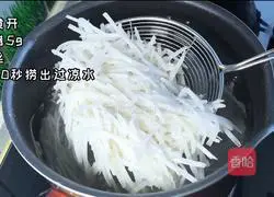 Fragrance Illustration of how to make spicy lotus root mixed with shredded lotus root 2