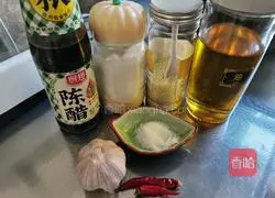 Illustration of how to stir-fry mung bean sprouts in vinegar 2