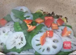 Illustration of how to make fried lotus root slices with pepper, sesame and snow peas 8