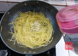 Illustration of how to make spicy and sour potato shreds 8