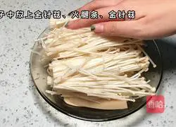Illustration of how to make garlic ham and enoki mushrooms 2