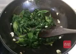 Illustration of how to make garlic sweet potato leaves 7