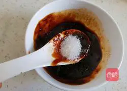 Illustration of how to make plain rolls with three shreds dipped in pickles 8