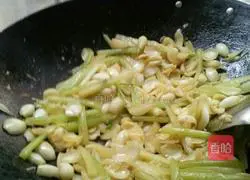 Illustration of how to stir-fry celery and lily 4