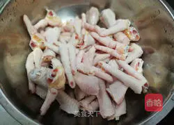 Illustration of how to make spicy and sour lemon chicken feet 1