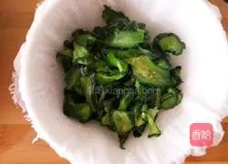 Illustration of how to make quick pickled cucumbers and pickles 10