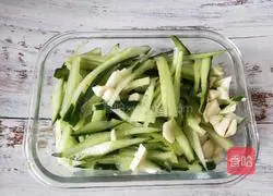 Illustration of how to make cold cucumber shreds 2