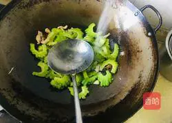 Illustration of how to make fried pork with bitter melon 6