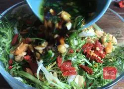 Mix wolfberry and peanuts Illustration of how to make bitter chrysanthemum 8