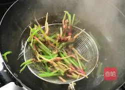 Illustration of how to make spinach roots in oyster sauce 2